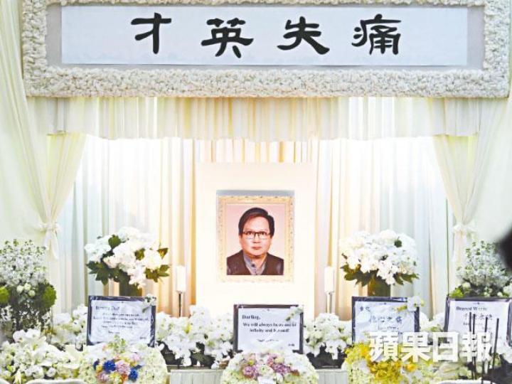 ■雲維恩上月發生車禍送院後不治,終年52歲。■雲何婉薇昨日在靈堂打點,黃子雄就現身送雲維恩最後一程。■前全國政協雲大棉夫婦白頭人送黑頭人,雲老太傷心拭淚。■雲維熹是雲大棉的長子,昨到靈堂送別胞弟。■陳少霞和老公李文輝一起出席喪禮。■馬清揚一身素服現身,匆匆步入靈堂。 ■雲維恩上月發生車禍送院後不治,終年52歲。■雲何婉薇昨日在靈堂打點,黃子雄就現身送雲維恩最後一程。■前全國政協雲大棉夫婦白頭人送黑頭人,雲老太傷心拭淚。■雲維熹是雲大棉的長子,昨到靈堂送別胞弟。■陳少霞和老公李文輝一起出席喪禮。■馬清揚一身素服現身,匆匆步入靈堂。