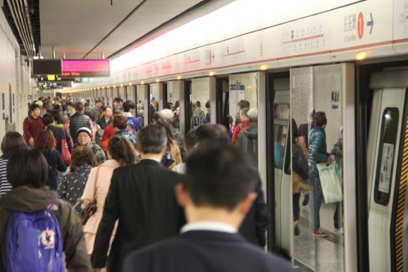 ■搭港鐵經常會遇到一些令人睇唔過眼的行為。資料圖片 ■搭港鐵經常會遇到一些令人睇唔過眼的行為。資料圖片