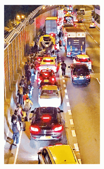 ■粉嶺公路昨嚴重擠塞,大批乘客索性落車步行離開。讀者提供圖片
■粉嶺公路昨嚴重擠塞,大批乘客索性落車步行離開。讀者提供圖片