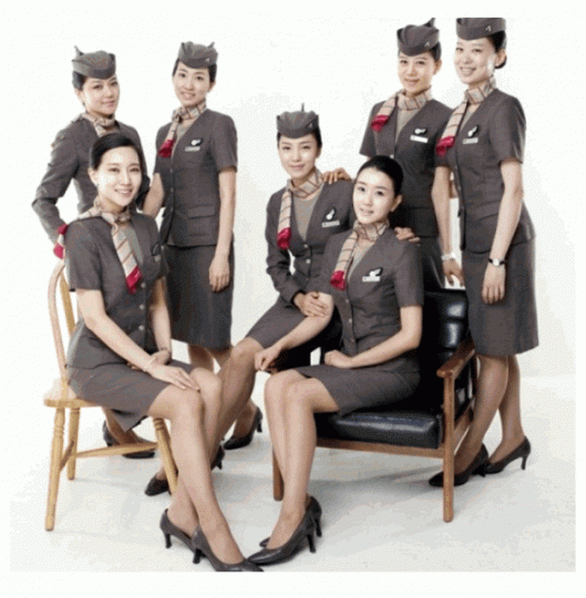 ■韓亞航空的空姐服裝儀容規定原本下令必須穿裙,引起工會挑戰。
■韓亞航空的空姐服裝儀容規定原本下令必須穿裙,引起工會挑戰。