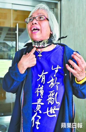 ■王婆婆曾因攜有標語背包到庭遭警告,昨更因戴「光復香港」頸巾被判藐視法庭。何家達攝 ■王婆婆曾因攜有標語背包到庭遭警告,昨更因戴「光復香港」頸巾被判藐視法庭。何家達攝