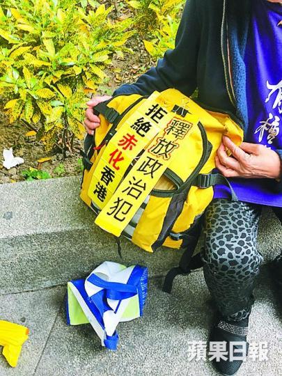 ■王婆婆曾因攜有標語背包到庭遭警告。
■王婆婆曾因攜有標語背包到庭遭警告。