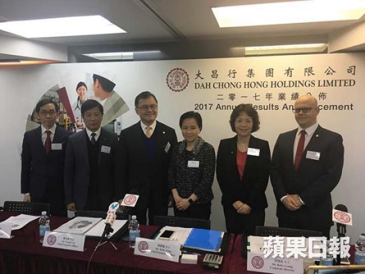 ■大昌行行政總裁黎汝雄（左三）指去年已將股息增一倍，今年未有派特別息打算。
