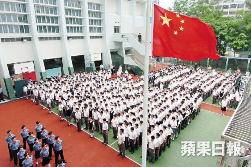 ■政府擬將國歌教育納入中小學課程;圖為學校舉行升國旗儀式。資料圖片郭榮鏗 ■政府擬將國歌教育納入中小學課程;圖為學校舉行升國旗儀式。資料圖片郭榮鏗