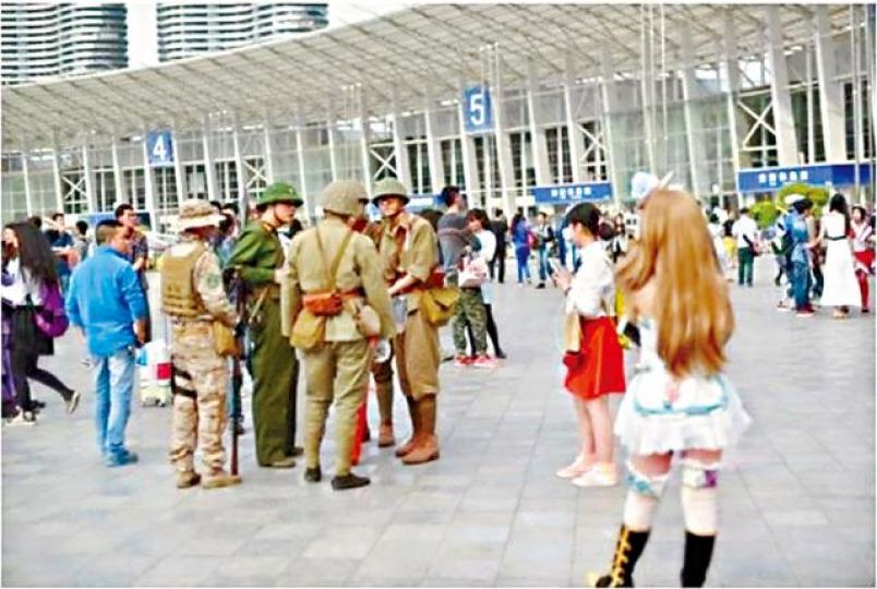 ■幾名精日軍服迷兩年前身穿日軍服裝出席成都動漫展。 ■幾名精日軍服迷兩年前身穿日軍服裝出席成都動漫展。
