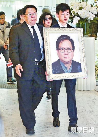 ■雲何婉薇與雲維恩所生的長子昨日捧着父親的遺照步出靈堂。 ■雲何婉薇與雲維恩所生的長子昨日捧着父親的遺照步出靈堂。