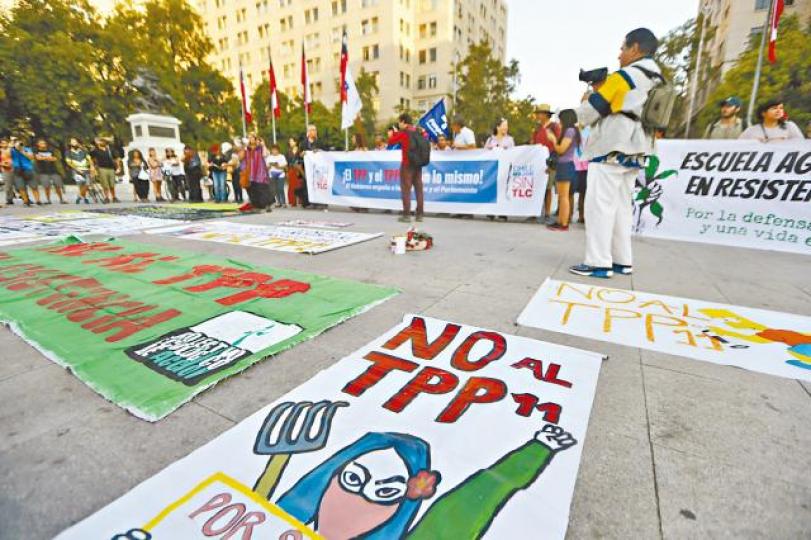 ■智利首都街頭前日有反TPP示威。 路透社 ■智利首都街頭前日有反TPP示威。 路透社