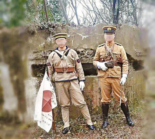 ■兩名穿着仿製日本軍服男子,上月被揭在南京紫金山的抗戰碉堡前拍照。 ■兩名穿着仿製日本軍服男子,上月被揭在南京紫金山的抗戰碉堡前拍照。