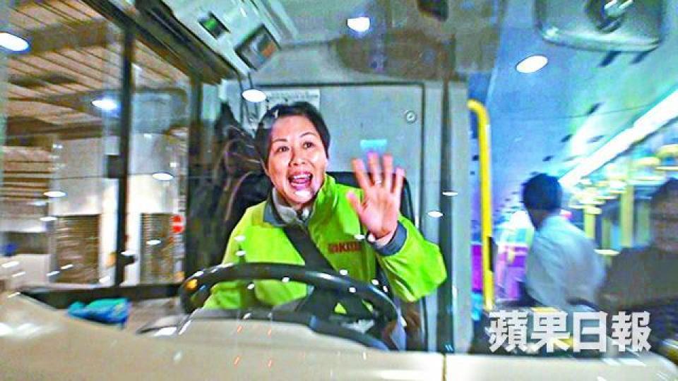 ■葉蔚琳自罷駛後昨再駕巴士載客,坦言「好鍾意嗰種感覺」。司徒韋桐攝 ■葉蔚琳自罷駛後昨再駕巴士載客,坦言「好鍾意嗰種感覺」。司徒韋桐攝