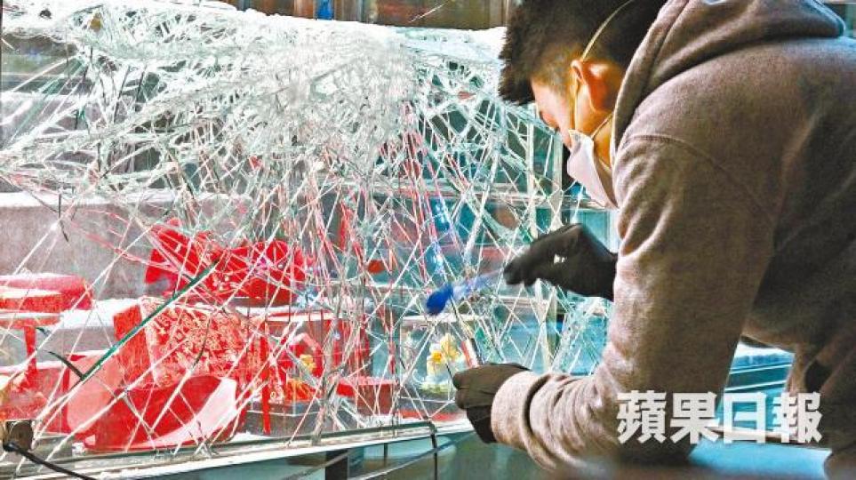 ■金行櫥窗昨被賊人扑爛,警員到場套取指模。黃江奇攝
■金行櫥窗昨被賊人扑爛,警員到場套取指模。黃江奇攝