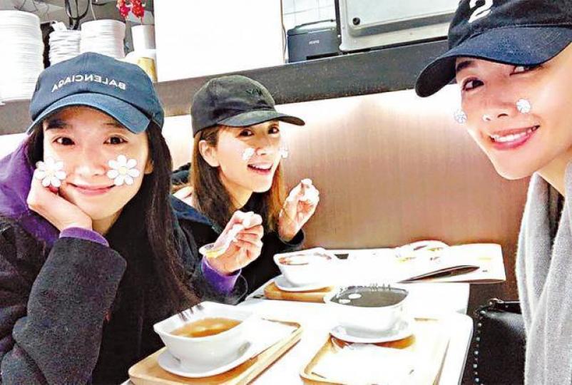■(左起)姚子羚、黃智雯和李施嬅前日相約食糖水度過婦女節。互聯網圖片
■(左起)姚子羚、黃智雯和李施嬅前日相約食糖水度過婦女節。互聯網圖片