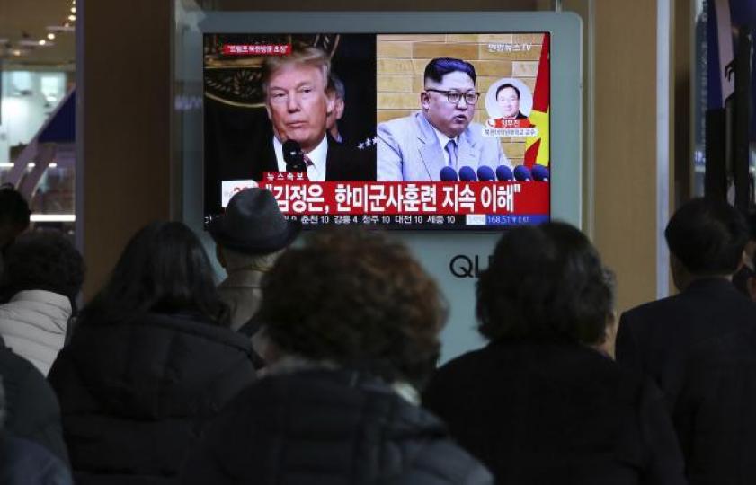 ■首爾民眾觀看特朗普同意跟金正恩面對面會談的報道。美聯社 ■首爾民眾觀看特朗普同意跟金正恩面對面會談的報道。美聯社