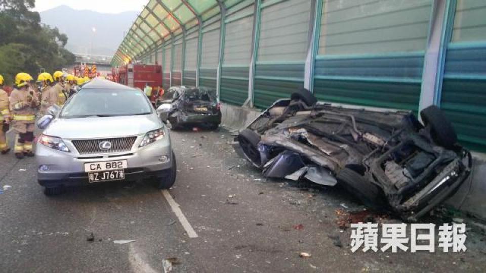 警方上月11日在粉嶺公路追截七人車時,涉嫌截停其他車充當「人肉路障」,最終導致七人車司機及乘客死亡。 警方上月11日在粉嶺公路追截七人車時,涉嫌截停其他車充當「人肉路障」,最終導致七人車司機及乘客死亡。
