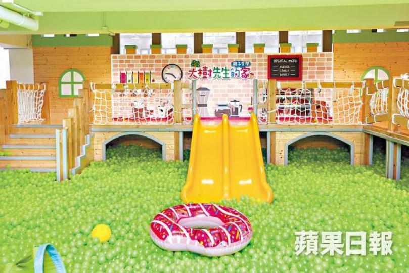 ■台灣親子餐廳大樹先生2016年進軍香港,於荔枝角開設本港首間分店,首年營業額達2,400萬元。■大樹先生荔枝角分店於不同時段提供不同遊戲,採訪當日適逢有魔術表演。晉平安攝■餐廳經營模式是要求家長及小童達到一定消費額。 ■台灣親子餐廳大樹先生2016年進軍香港,於荔枝角開設本港首間分店,首年營業額達2,400萬元。■大樹先生荔枝角分店於不同時段提供不同遊戲,採訪當日適逢有魔術表演。晉平安攝■餐廳經營模式是要求家長及小童達到一定消費額。