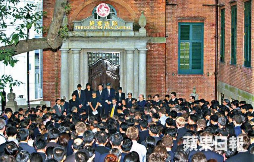 ■1999年人大常委就居權案首次釋法惹法律界不滿,發起黑衣沉默遊行。 ■1999年人大常委就居權案首次釋法惹法律界不滿,發起黑衣沉默遊行。