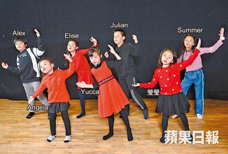 ■Idol Junior受訪時即場又跳又唱首支派台歌《Imagine》。
■Idol Junior受訪時即場又跳又唱首支派台歌《Imagine》。