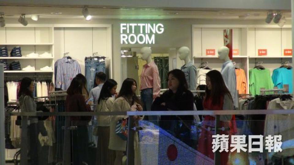 ■有少女在試身室遭偷拍,女士們人心惶惶。 ■有少女在試身室遭偷拍,女士們人心惶惶。