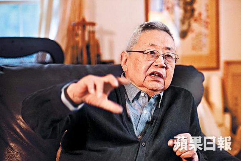 ■自1950年來港師從錢穆,余英時一直關心香港。■在普林斯頓的森林小屋裏,余英時繼續寫回憶錄。■余英時寄語港人珍惜自由,守住泛民在立法會的關鍵少數。 ■自1950年來港師從錢穆,余英時一直關心香港。■在普林斯頓的森林小屋裏,余英時繼續寫回憶錄。■余英時寄語港人珍惜自由,守住泛民在立法會的關鍵少數。