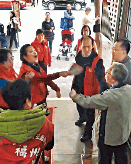 ■陳家珮助選團(左方)昨闖入均益大廈拉票被阻止,激動爆粗指罵街坊。互聯網 ■陳家珮助選團(左方)昨闖入均益大廈拉票被阻止,激動爆粗指罵街坊。互聯網
