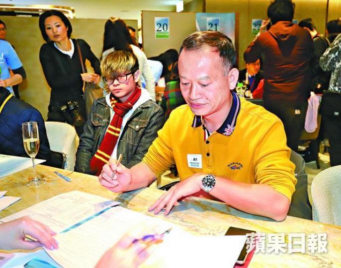 ■買家吳先生(右)昨與兒子一同到售樓處揀樓。■黃先生購入1個三房單位,稱「打算買畀個仔自住」。 ■買家吳先生(右)昨與兒子一同到售樓處揀樓。■黃先生購入1個三房單位,稱「打算買畀個仔自住」。