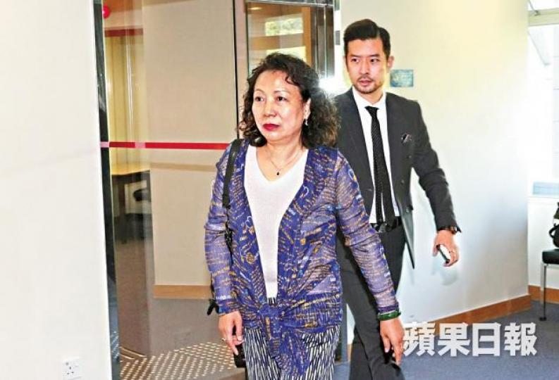 ■投訴人陶女士昨在家人陪同下聽審。 ■投訴人陶女士昨在家人陪同下聽審。