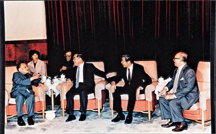 ■1984年,時任中央軍委主席鄧小平(左一)接見率領商界訪京的唐翔千(左二)。■唐翔千與尤淑圻1951年在港結婚。■唐翔千夫婦有三子一女,包括唐英年、唐聖年、唐慶年和唐英敏;圖為早年合照。 ■1984年,時任中央軍委主席鄧小平(左一)接見率領商界訪京的唐翔千(左二)。■唐翔千與尤淑圻1951年在港結婚。■唐翔千夫婦有三子一女,包括唐英年、唐聖年、唐慶年和唐英敏;圖為早年合照。