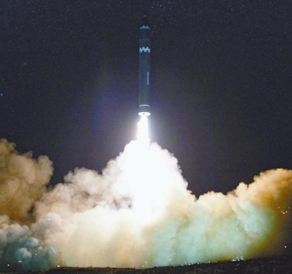 ■北韓去年測試號稱射程覆蓋美國本土的「火星15」型洲際彈道導彈。美聯社 ■北韓去年測試號稱射程覆蓋美國本土的「火星15」型洲際彈道導彈。美聯社