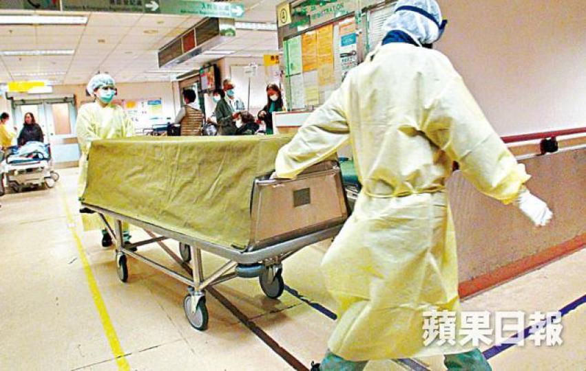 ■醫院職員將女嬰遺體移送殮房。溫瑞麟攝 ■醫院職員將女嬰遺體移送殮房。溫瑞麟攝