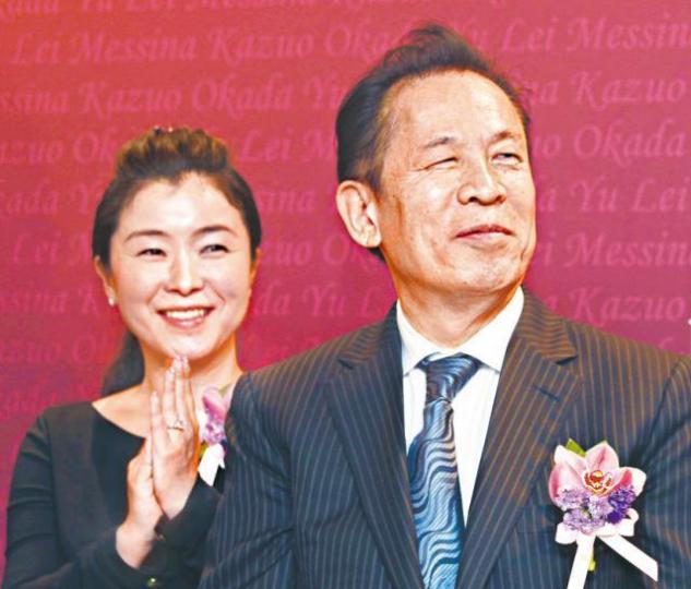 ■岡田和生有「彈珠機大王」之稱;圖為他與妻子合照。資料圖片
■岡田和生有「彈珠機大王」之稱;圖為他與妻子合照。資料圖片