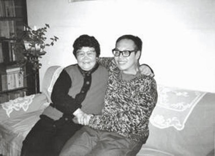 ■老鬼和母親楊沫。■老鬼名著《血色黃昏》。 ■老鬼和母親楊沫。■老鬼名著《血色黃昏》。