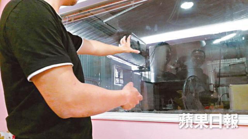 ■善終服務負責人稱父母可隔着玻璃觀看火化過程。張軍攝■警員接報到善終公司了解事件。 ■善終服務負責人稱父母可隔着玻璃觀看火化過程。張軍攝■警員接報到善終公司了解事件。