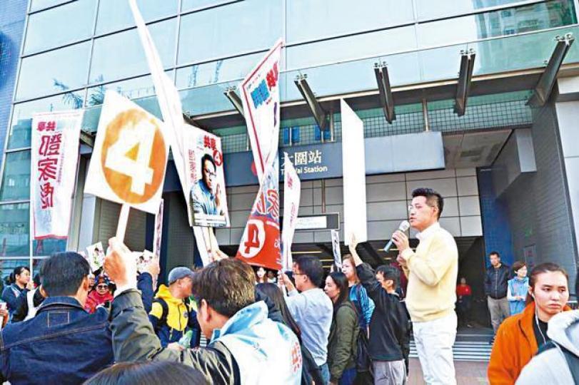 ■范國威昨在大圍拉票時遭鄧家彪支持者以標語遮擋。互聯網■沙田第一城昨出現抹黑范國威橫額。夏家朗攝 ■范國威昨在大圍拉票時遭鄧家彪支持者以標語遮擋。互聯網■沙田第一城昨出現抹黑范國威橫額。夏家朗攝