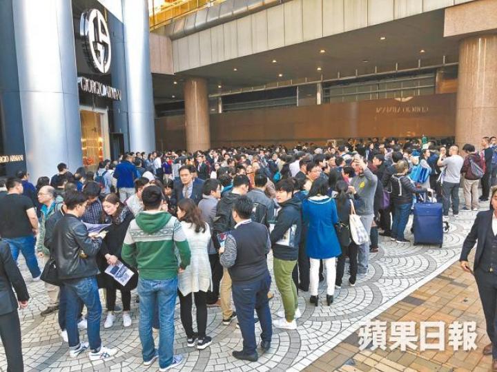 ■大批準買家昨在廣東道售樓處外排隊,不少代理在場講解資料。譚德潤攝 ■大批準買家昨在廣東道售樓處外排隊,不少代理在場講解資料。譚德潤攝