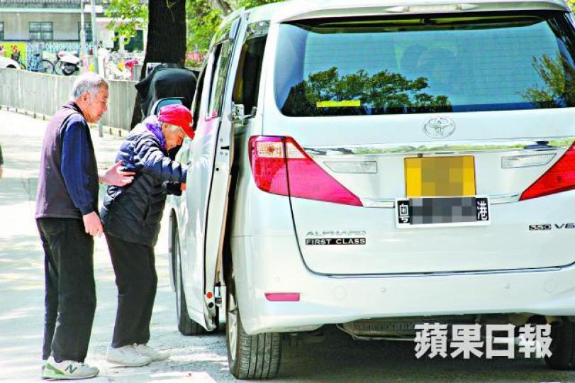 ■上水鄉事委員會副主席黃偉業的七人車不停接送選民投票。莊建鑫攝■黃偉業與一眾鄉紳舉起4號手勢,為鄧家彪造勢。■100歲的黃婆婆指「人哋叫我投邊個就投邊個」。■88歲婆婆指不知道所投的候選人是誰。 ■上水鄉事委員會副主席黃偉業的七人車不停接送選民投票。莊建鑫攝■黃偉業與一眾鄉紳舉起4號手勢,為鄧家彪造勢。■100歲的黃婆婆指「人哋叫我投邊個就投邊個」。■88歲婆婆指不知道所投的候選人是誰。