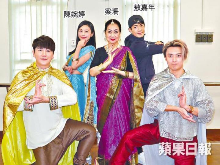 ■敖嘉年前日與有份參演的舞台劇《阿闍世》演員排舞,但其戲服仍未做好。
■敖嘉年前日與有份參演的舞台劇《阿闍世》演員排舞,但其戲服仍未做好。