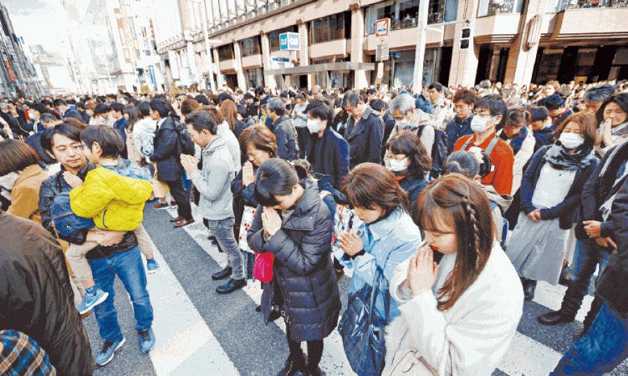 ■東京銀座昨有民眾聚集,為311地震死難者默哀。路透社 ■東京銀座昨有民眾聚集,為311地震死難者默哀。路透社