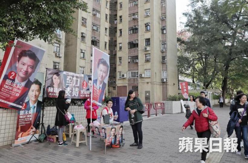 ■深水埗麗閣邨一帶昨選舉氣氛低迷,鄭泳舜的街站只有數人把守。許頌明攝 ■深水埗麗閣邨一帶昨選舉氣氛低迷,鄭泳舜的街站只有數人把守。許頌明攝