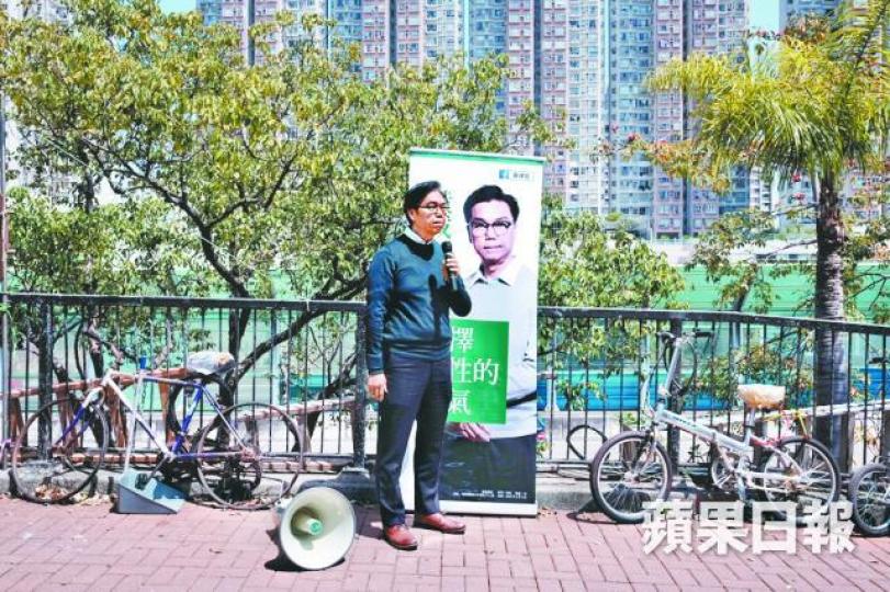 ■黃成智否認孤軍作戰,惟他昨於粉嶺嗌咪時未見有人助選。王心義攝■方國珊自稱全球最堅毅女參選人,昨在將軍澳拉票。李潤芳攝 ■黃成智否認孤軍作戰,惟他昨於粉嶺嗌咪時未見有人助選。王心義攝■方國珊自稱全球最堅毅女參選人,昨在將軍澳拉票。李潤芳攝
