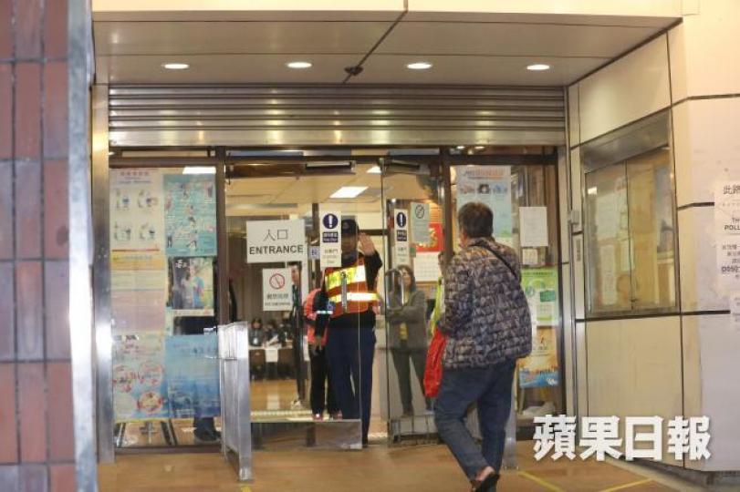 ■有選民昨在利東社區會堂票站關閉後才趕到,來不及投票。 ■有選民昨在利東社區會堂票站關閉後才趕到,來不及投票。