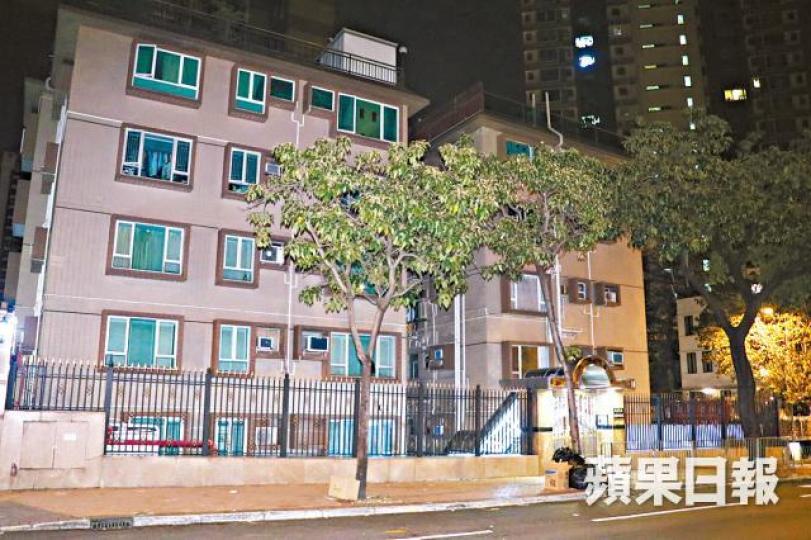 ■明苑閣前晚遭爆竊，其間有保安被賊人打傷。■警方昨到遇竊的嘉林邊道6A號大廈附近巡邏。