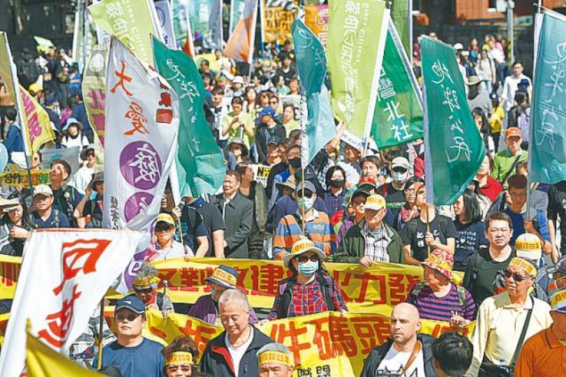 ■大批市民走上凱道促廢核。美聯社 ■大批市民走上凱道促廢核。美聯社