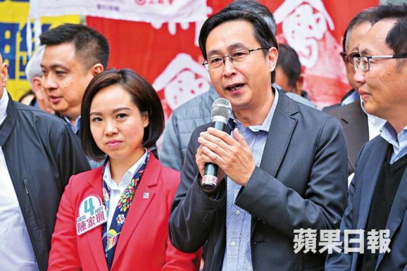■陳家珮昨日四出拉票,發展局前局長馬紹祥(中)現身支持。陳善南攝 ■陳家珮昨日四出拉票,發展局前局長馬紹祥(中)現身支持。陳善南攝