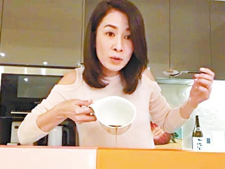 ■佘詩曼認為女人要錫自己,工作忙都要注意身體。互聯網圖片 ■佘詩曼認為女人要錫自己,工作忙都要注意身體。互聯網圖片
