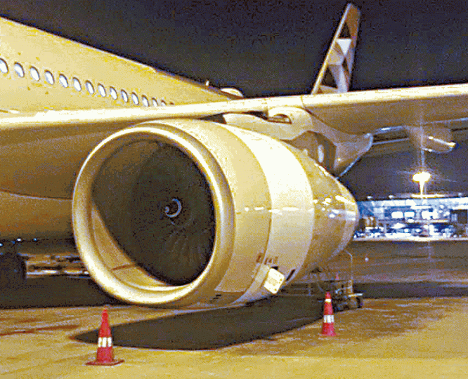 ■阿提哈德航空客機因引擎起火,昨折返香港機場。讀者提供圖片■航機安全降落後,乘客鬆一口氣,拍照留念。 ■阿提哈德航空客機因引擎起火,昨折返香港機場。讀者提供圖片■航機安全降落後,乘客鬆一口氣,拍照留念。
