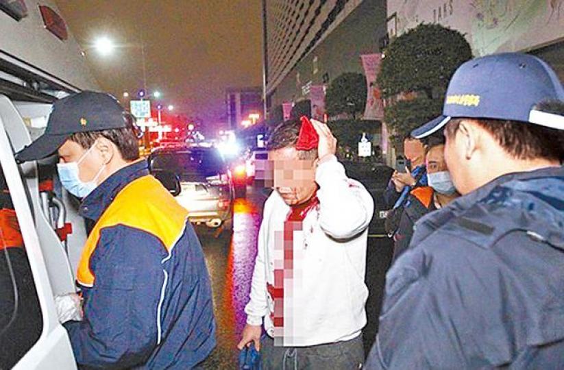 ■頭破血流的蔡姓男子由警方護送去醫院救治。■在紫光燈照射下,撲克牌的記號無所遁形。 ■頭破血流的蔡姓男子由警方護送去醫院救治。■在紫光燈照射下,撲克牌的記號無所遁形。