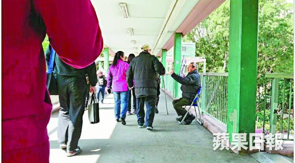 大媽「護送」長者投票■身穿紫色及粉紅外套大媽拖着長者經過鄧家彪助選團,義工豎拇指對伯伯說「你叻呀,你幫手」。周子惇攝■大媽帶長者到上水彩園邨彩園會堂票站。■記者追問紫外套大媽,大媽發難稱:「我帶老爺嚟唔得嘅?」說罷即逃跑。 大媽「護送」長者投票■身穿紫色及粉紅外套大媽拖着長者經過鄧家彪助選團,義工豎拇指對伯伯說「你叻呀,你幫手」。周子惇攝■大媽帶長者到上水彩園邨彩園會堂票站。■記者追問紫外套大媽,大媽發難稱:「我帶老爺嚟唔得嘅?」說罷即逃跑。