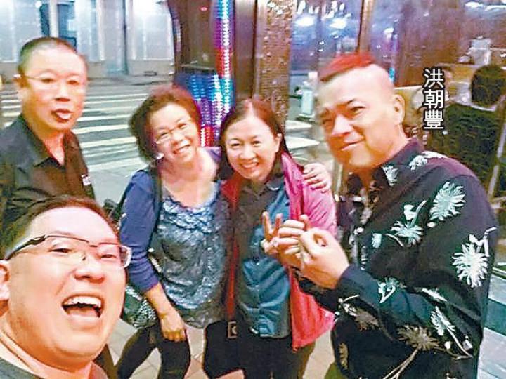 ■洪朝豐感激一班打坐學生對他精神上和經濟上的支持。互聯網圖片 ■洪朝豐感激一班打坐學生對他精神上和經濟上的支持。互聯網圖片