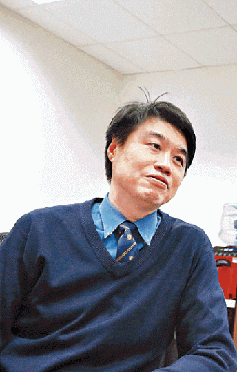 ■杜家輝是本港首位解剖沙士死者的醫生。 ■杜家輝是本港首位解剖沙士死者的醫生。