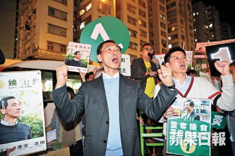 ■出戰九西的姚松炎選情嚴峻,昨晚改變策略於黃埔催票作最後衝刺。何家達攝■民主派立法會議員朱凱廸昨率領單車隊在街頭為姚松炎拉票。 ■出戰九西的姚松炎選情嚴峻,昨晚改變策略於黃埔催票作最後衝刺。何家達攝■民主派立法會議員朱凱廸昨率領單車隊在街頭為姚松炎拉票。