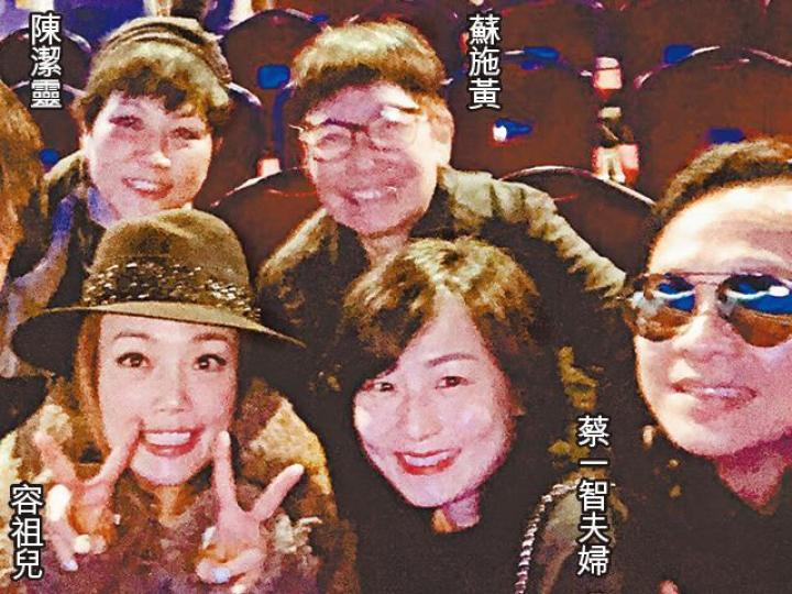 ■容祖兒前晚拉隊睇演唱會,但沒有預男友劉浩龍。互聯網圖片■劉浩龍日前去探鄭希怡,還跟其女梁浸浸拍片貼社交網。■劉浩龍前晚獨自在家睇足球賽。互聯網圖片■「龍兒戀」當年公告天下後不久,兩人有影皆雙甜蜜蜜。資料圖片 ■容祖兒前晚拉隊睇演唱會,但沒有預男友劉浩龍。互聯網圖片■劉浩龍日前去探鄭希怡,還跟其女梁浸浸拍片貼社交網。■劉浩龍前晚獨自在家睇足球賽。互聯網圖片■「龍兒戀」當年公告天下後不久,兩人有影皆雙甜蜜蜜。資料圖片